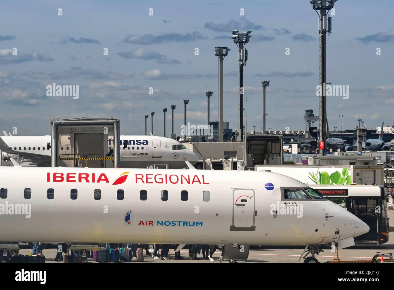 Francoforte, Germania - Aprile 2022: Iberia Regional Bombardier CRJ 1000 Jet. Il servizio è gestito da Air Nostrum. Foto Stock