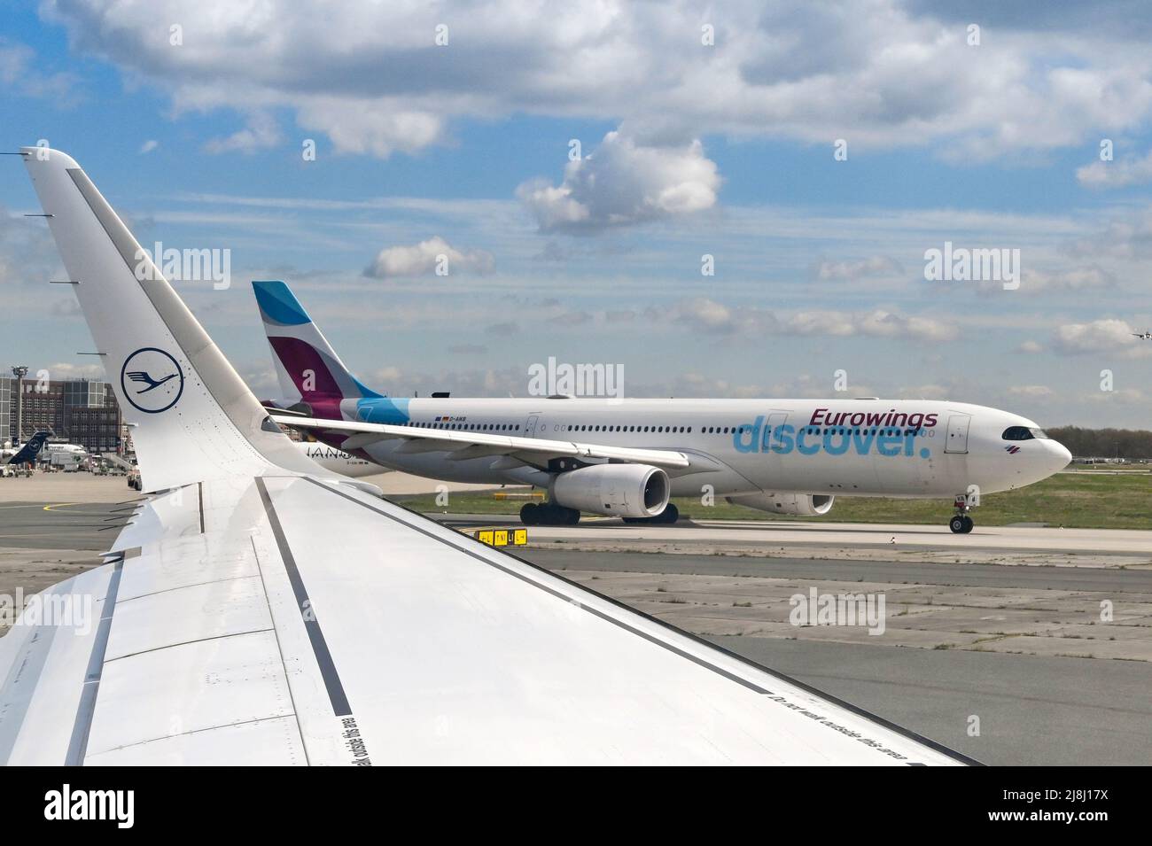 Francoforte, Germania - Aprile 2022: Airbus A330 passeggeri jet gestito dalla compagnia aerea tedesca Eurowings, controllata al 100% da Lufthansa. Foto Stock