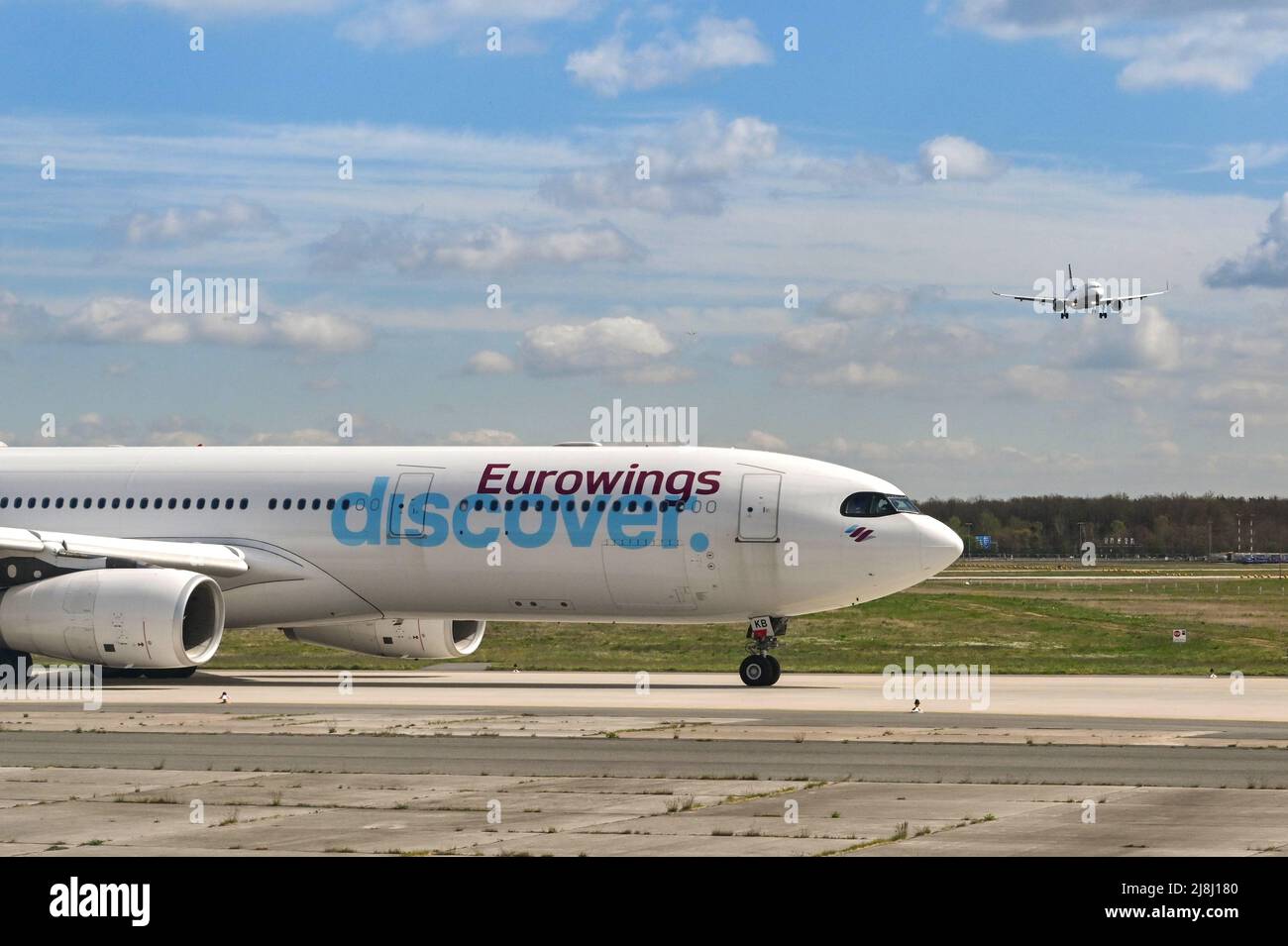 Francoforte, Germania - Aprile 2022: Airbus A330 jet passeggeri gestito dalla compagnia aerea tedesca Eurowings, in attesa di un aereo per atterrare. Foto Stock