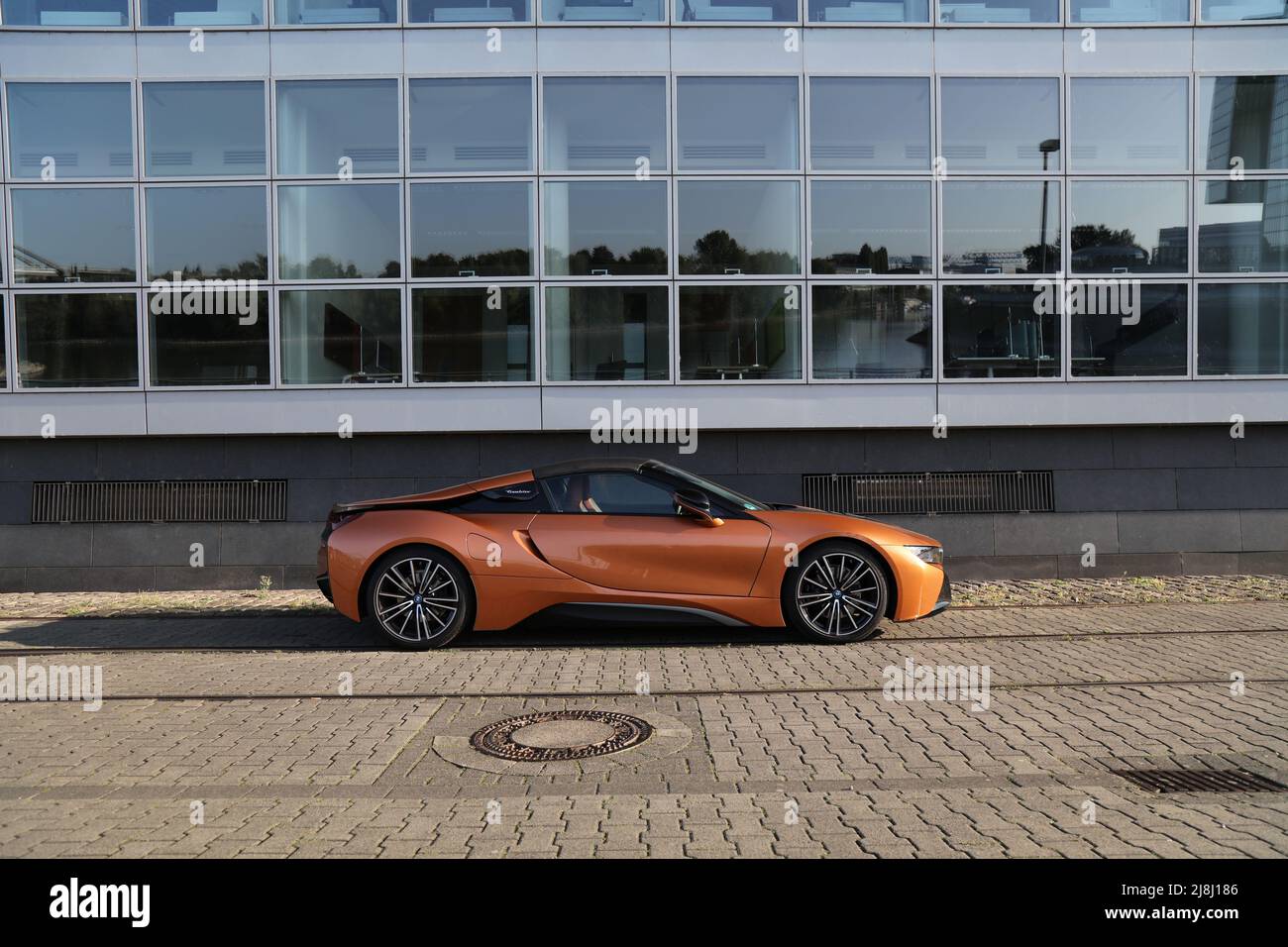 DUSSELDORF, GERMANIA - 19 SETTEMBRE 2020: BMW i8 plug-in auto sportiva ibrida parcheggiata in Germania. Ci sono stati 45.8 milioni di automobili registrate in Germania (come o Foto Stock