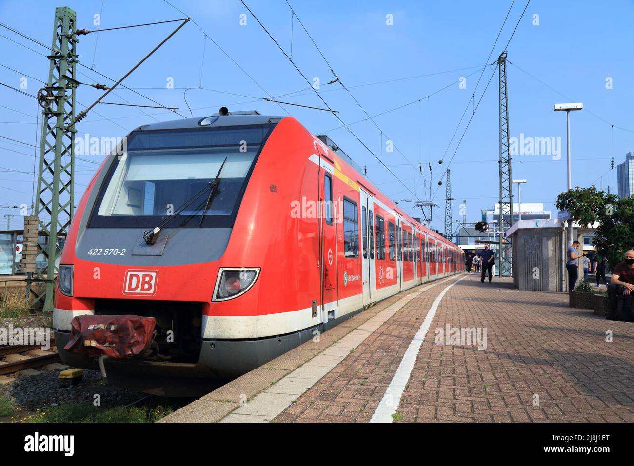 DORTMUND, GERMANIA - 16 SETTEMBRE 2020: Treno passeggeri Deutsche Bahn Classe 422 prodotto da Bombardier Transportation and Alstom, in attesa a Haupt Foto Stock