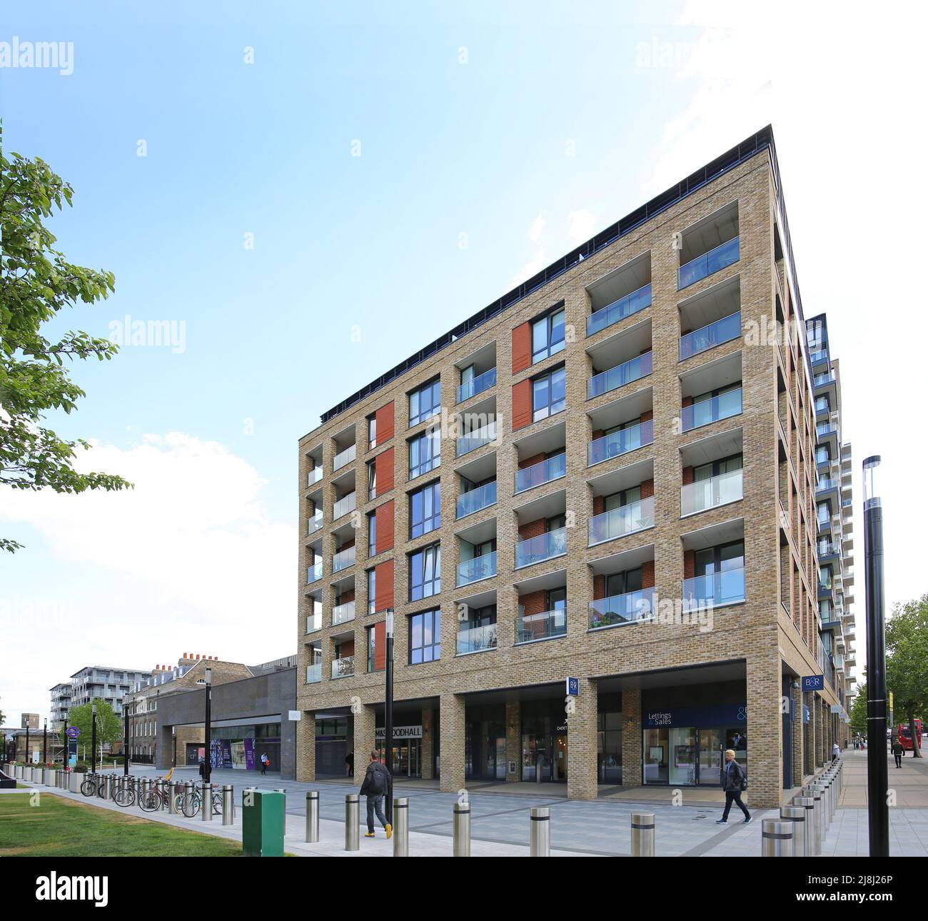 Major Draper Street, Woolwich. Nuovo edificio di appartamenti adiacente alla nuova stazione Elizabeth Line (Crossrail) (a sinistra), a sud-est di Londra, Regno Unito. Foto Stock