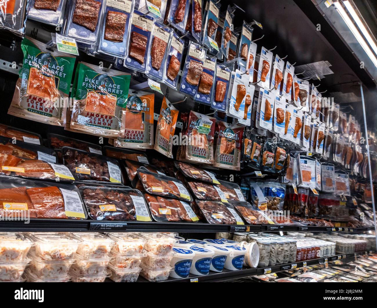 Woodinville, WA USA - circa Maggio 2022: Vista ad angolo di pesce in vendita all'interno di un negozio di alimentari Haggen Northwest. Foto Stock Woodinville, WA USA - circa Maggio 2022: Vista ad angolo di pesce in vendita all'interno di un negozio di alimentari Haggen Northwest. Foto Stock