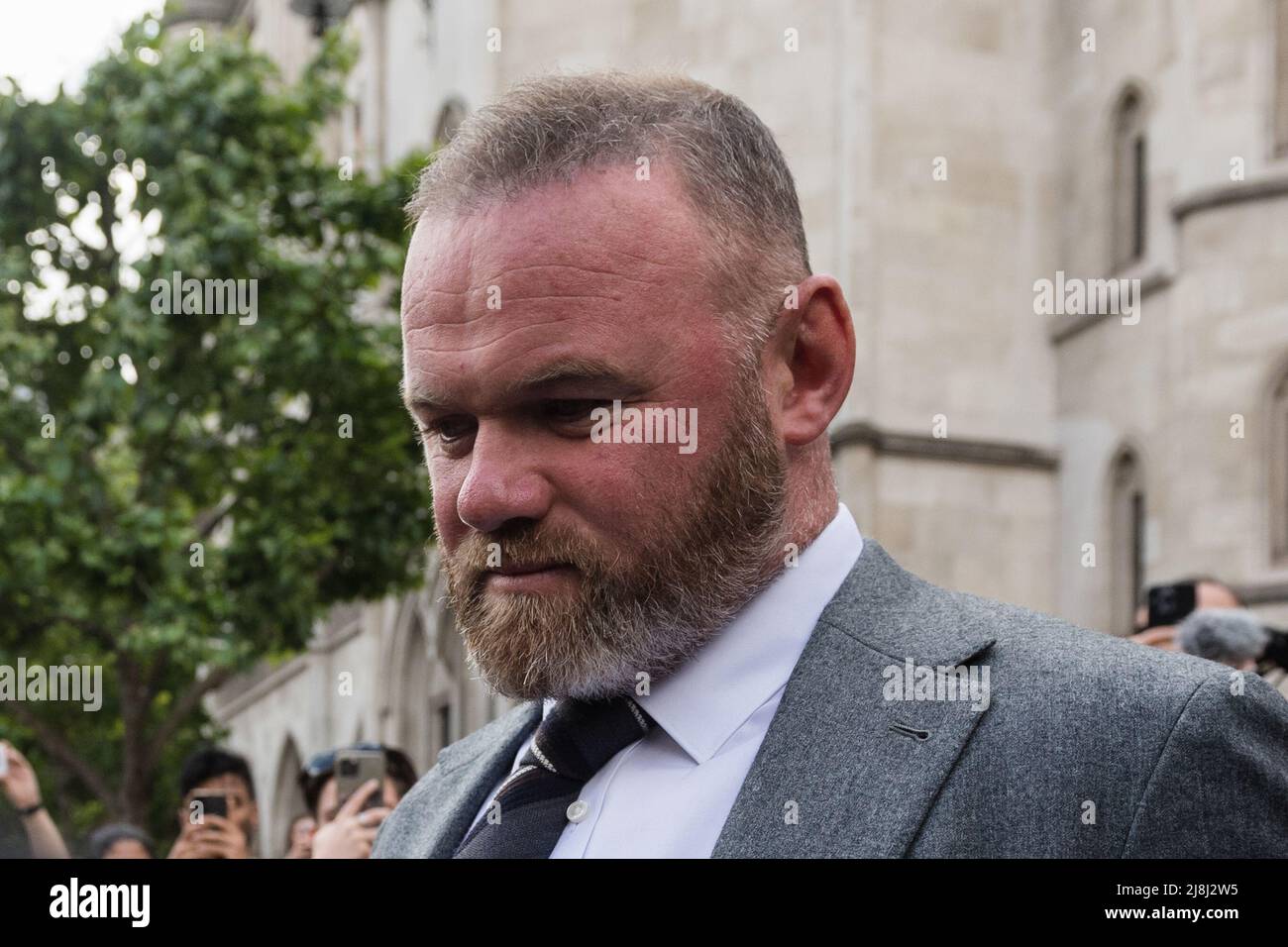 Londra, Regno Unito. 16th maggio 2022. Il direttore del campionato EFL Club Derby County e l'ex calciatore inglese Wayne Rooney lascia la Corte reale di Giustizia dopo il quinto giorno del processo di alto profilo soprannominato 'Wagatha Christie' caso in cui Rebekah Vardy sta facendo causa a Coleen Rooney per libello dopo essere stato pubblicamente accusato di aver lasciato storie private la stampante. Credit: Wiktor Szymanowicz/Alamy Live News Foto Stock