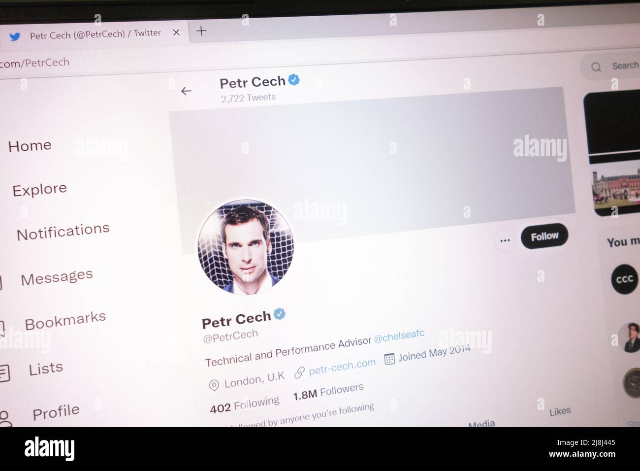 KONSKIE, POLONIA - 14 maggio 2022: Account Twitter ufficiale Petr Cech visualizzato sullo schermo del laptop Foto Stock