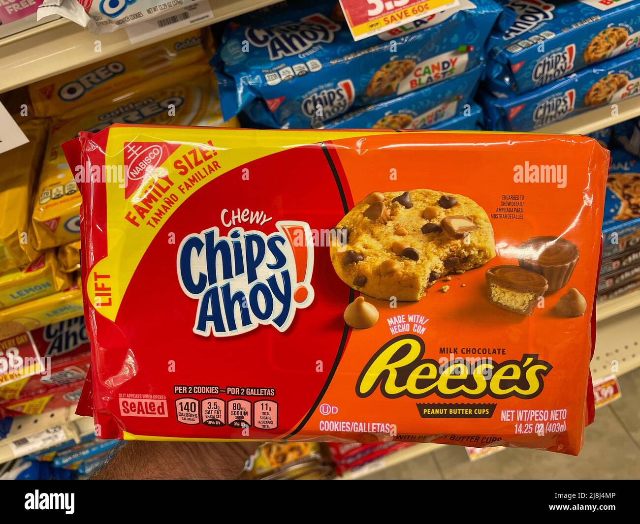 Grovetown, GA USA - 04 15 22: Negozio al dettaglio cookie hand holding chips Ahoy Reeses Foto Stock
