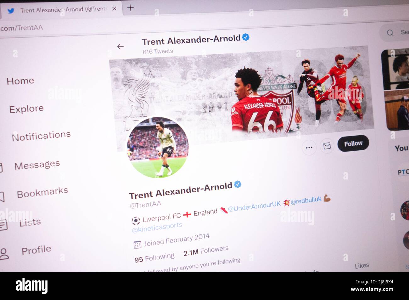KONSKIE, POLONIA - 14 maggio 2022: Account Twitter ufficiale Trent Alexander-Arnold visualizzato sullo schermo del laptop Foto Stock