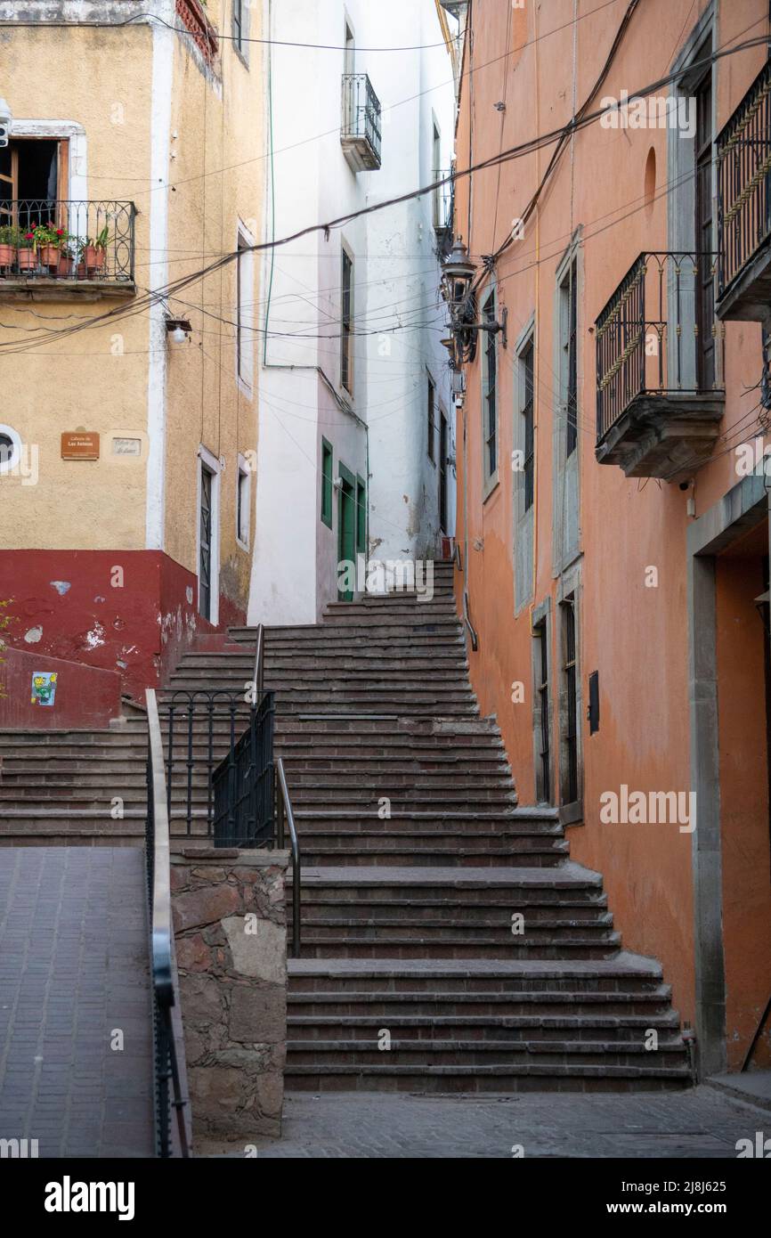 Belle case colorate sulla strada stretta nella città di Guanajuato, Messico Foto Stock