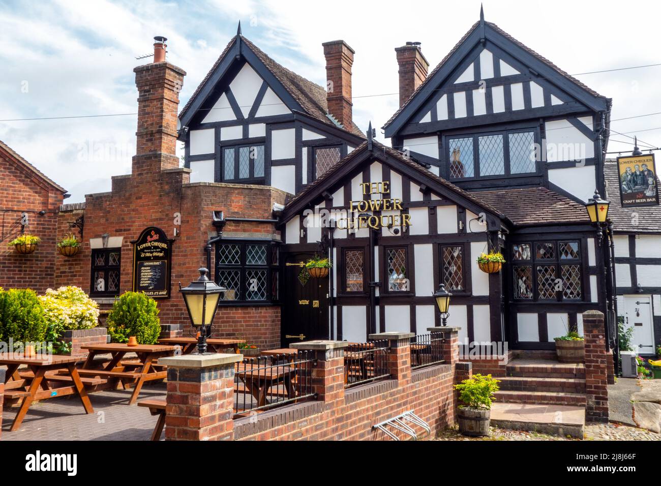 Il checkr inferiore una locanda a graticcio bianco e nero, nella città del mercato di Cheshire di Sandbach Foto Stock
