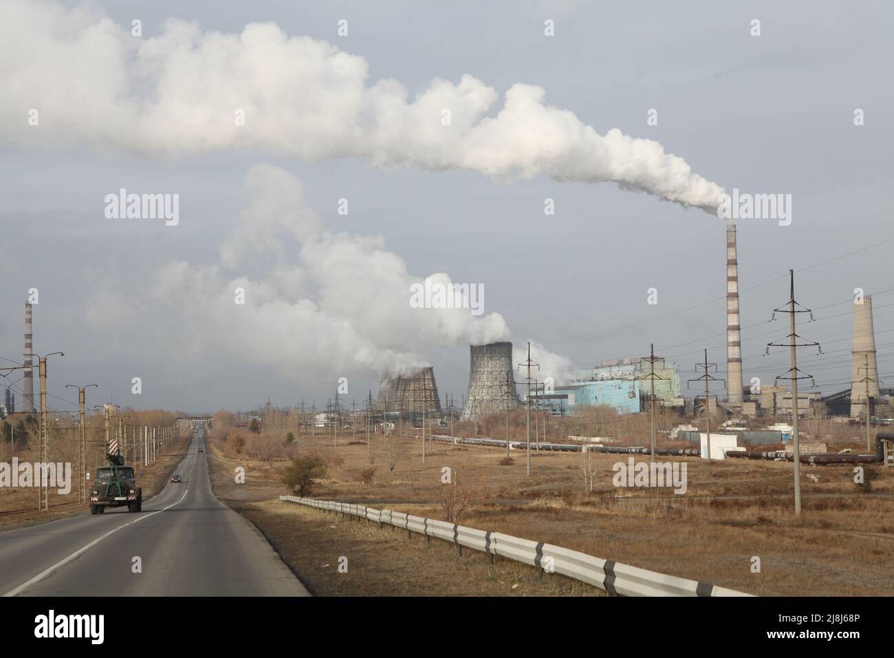 Nuvoloso autunno mattina nel nord Kazakhstan città industriale di Pavlodar. Il fumo denso aumenta dalle tubazioni e dalle stazioni di raffreddamento delle centrali termiche. Foto Stock