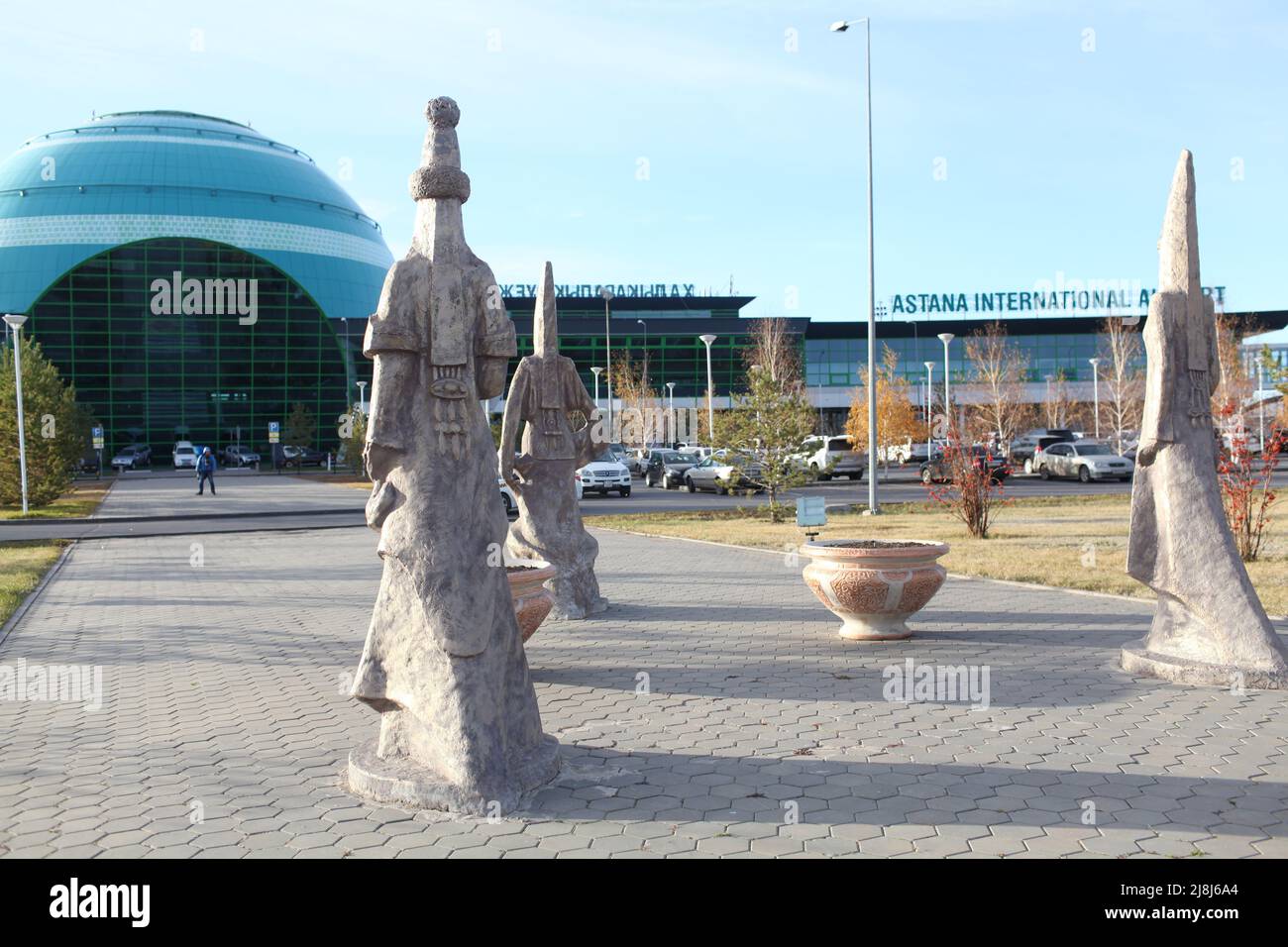 Aeroporto internazionale di Astana nel 2013. La nuova capitale del Kazakstan indipendente, fondata il since10 dicembre 1997. Passeggeri di pietra Foto Stock