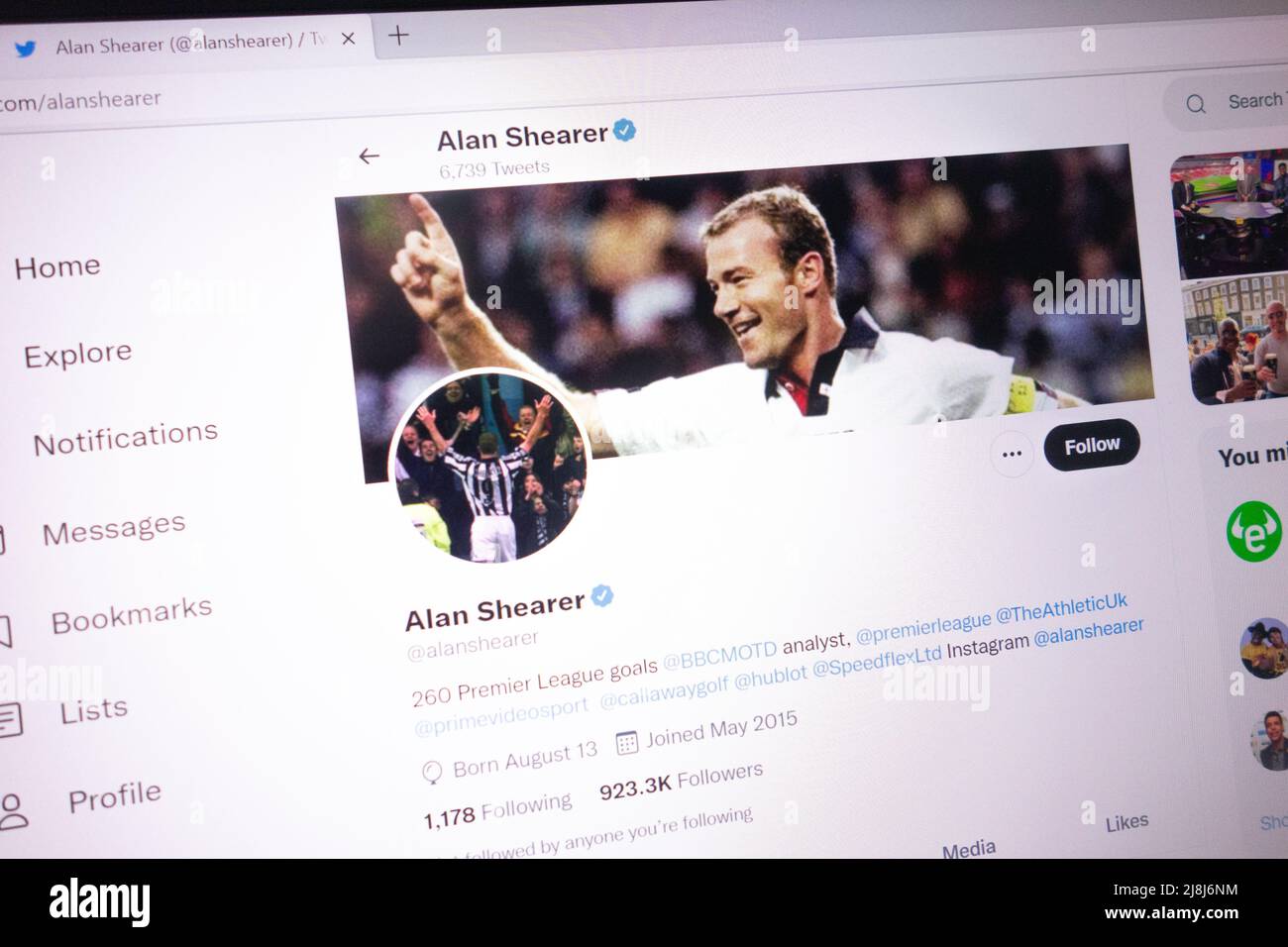 KONSKIE, POLONIA - 14 maggio 2022: Account Twitter ufficiale di Alan Shearer visualizzato sullo schermo del laptop Foto Stock