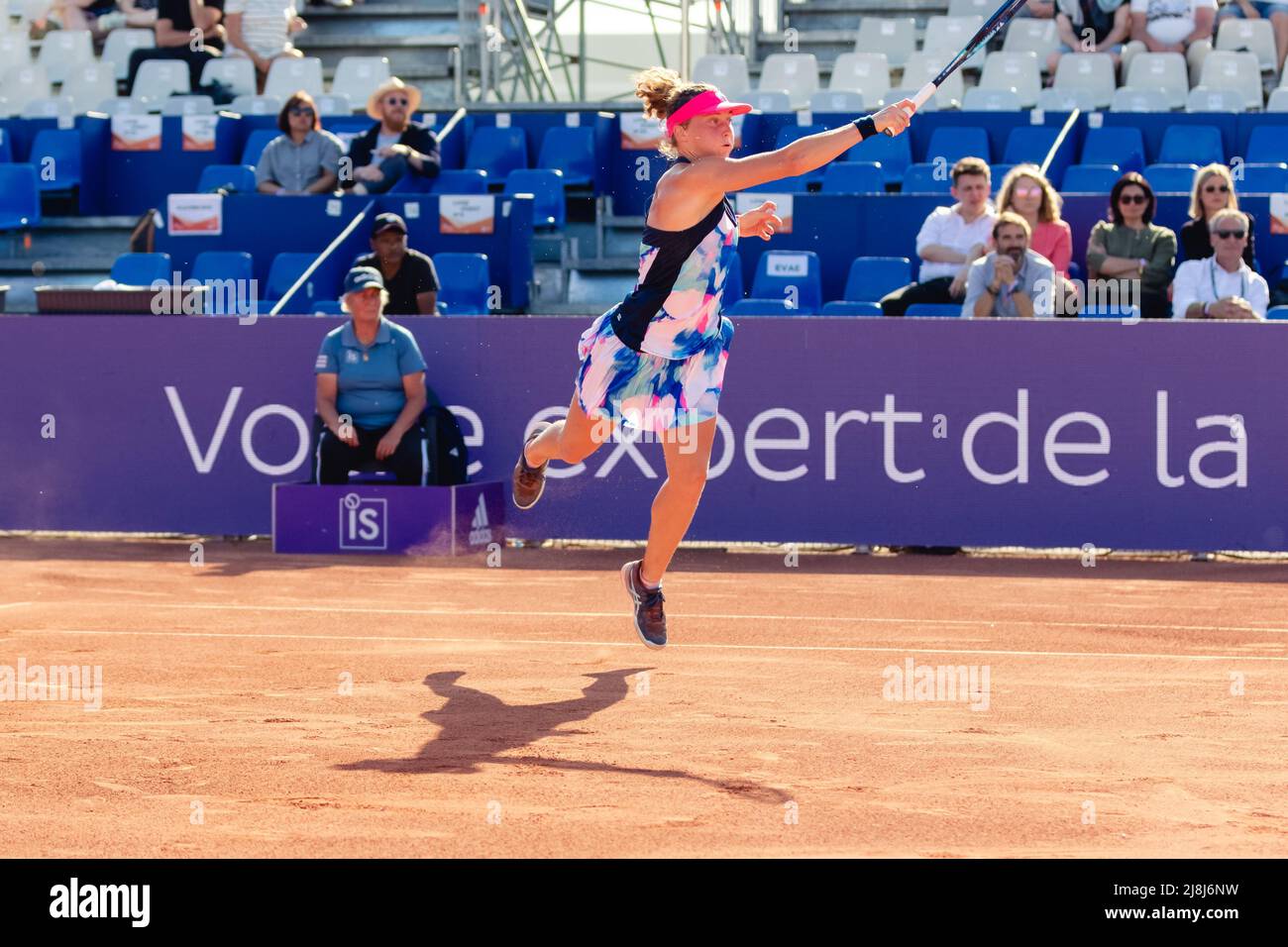 Strasburgo, Francia. 16th maggio 2022. Carole Monnet di Francia in azione durante il suo round di 32 Singles match del 2022 Internationaux de Strasbourg contro Elise Mertens del Belgio al Tennis Club de Strasbourg, Francia Dan o' Connor/SPP credito: SPP Sport Press Foto. /Alamy Live News Foto Stock