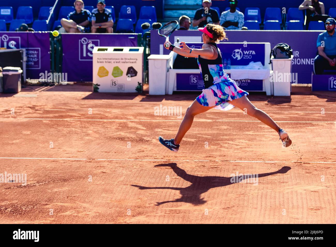 Strasburgo, Francia. 16th maggio 2022. Carole Monnet di Francia in azione durante il suo round di 32 Singles match del 2022 Internationaux de Strasbourg contro Elise Mertens del Belgio al Tennis Club de Strasbourg, Francia Dan o' Connor/SPP credito: SPP Sport Press Foto. /Alamy Live News Foto Stock