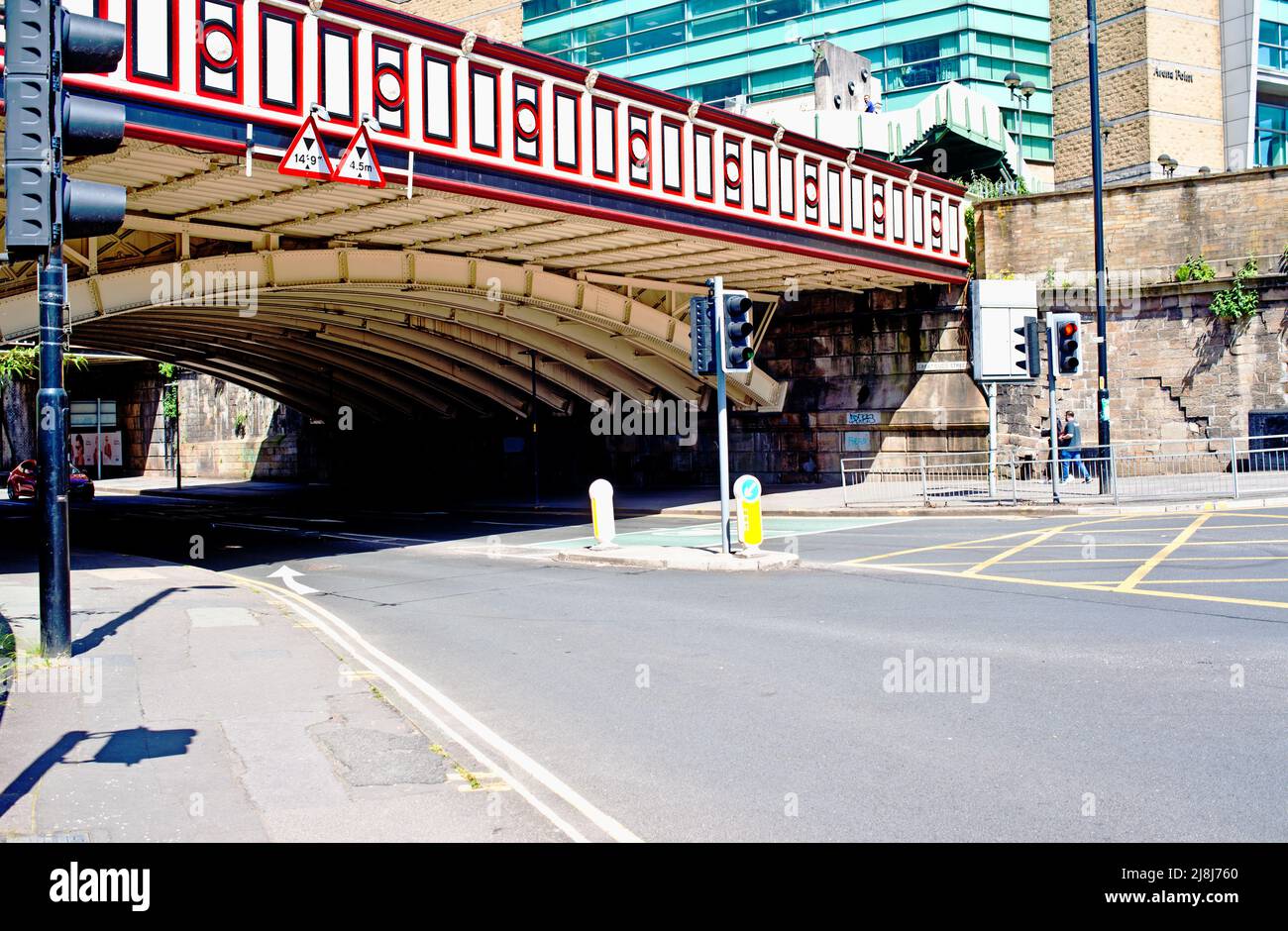 Railway Bridge e Arena Point, Great Dulcie Street, Manchester, Inghilterra Foto Stock