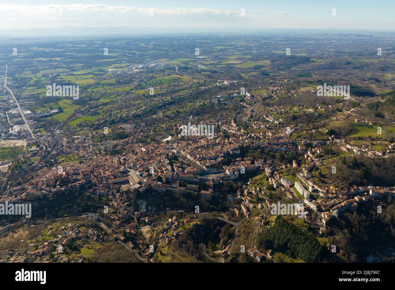 Veduta aerea del centro storico denso della città di Thiers nel dipartimento di Puy-de-Dome, regione Auvergne-Rhone-Alpes in Francia. Tetti di vecchi edifici e. Foto Stock