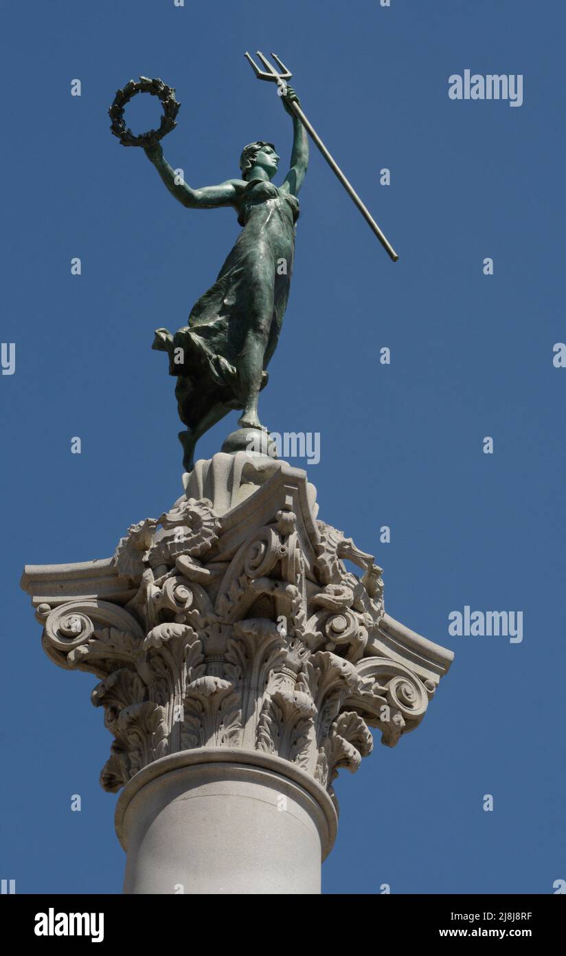 Una statua in bronzo di Nike, l'antica Dea della Vittoria, si trova in cima allo storico Monumento Dewey del 1903 a Union Square, San Francisco, California. Foto Stock