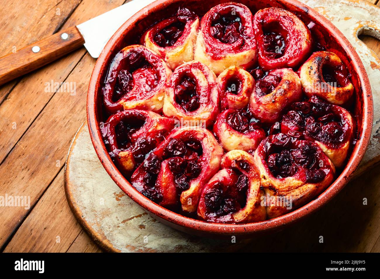 Torta al forno o torta di formaggio caserma con ripieno di ciliegie. Foto Stock