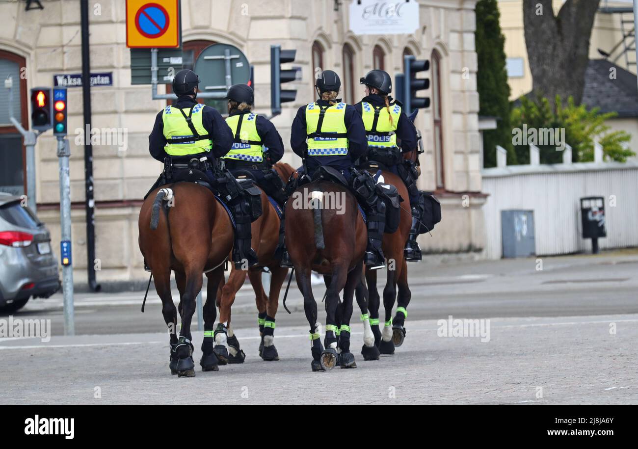 Il leader del partito per il partito estremista di destra Stram Kurs, Rasmus Paludan, è venuto a Uppsala sabato. La polizia gli ha dato il permesso per la prima volta in piazza Vaksala, ma la posizione è stata cambiata in Österplan. Nella foto: La polizia sta preparando la manifestazione. Qui cavalli di polizia in città. Foto Stock