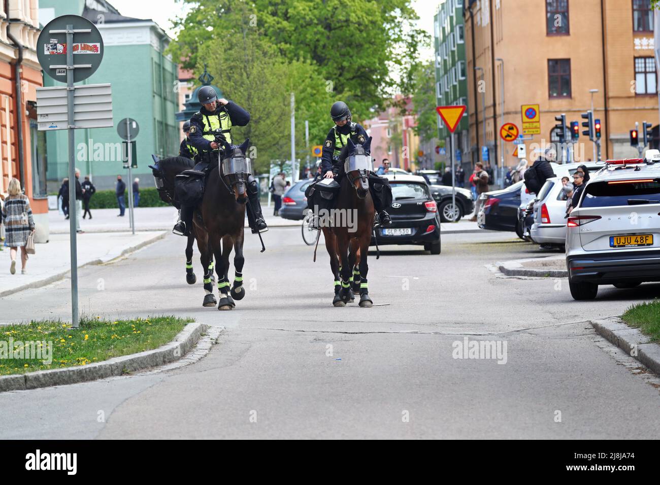 Il leader del partito per il partito estremista di destra Stram Kurs, Rasmus Paludan, è venuto a Uppsala sabato. La polizia gli ha dato il permesso per la prima volta in piazza Vaksala, ma la posizione è stata cambiata in Österplan. Nella foto: La polizia sta preparando la manifestazione. Qui cavalli di polizia in città. Foto Stock