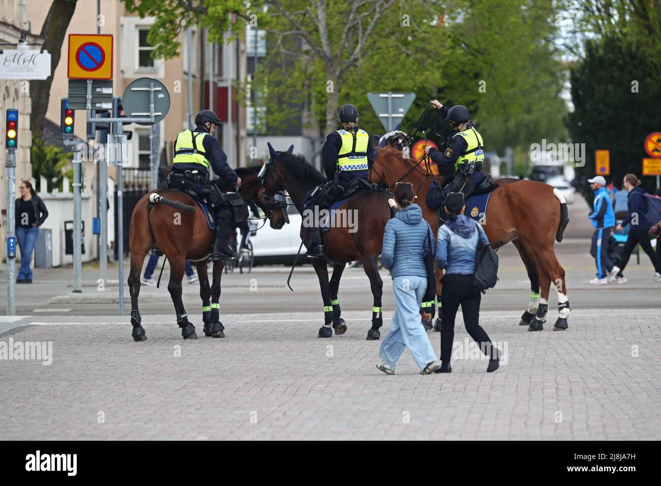 Il leader del partito per il partito estremista di destra Stram Kurs, Rasmus Paludan, è venuto a Uppsala sabato. La polizia gli ha dato il permesso per la prima volta in piazza Vaksala, ma la posizione è stata cambiata in Österplan. Nella foto: La polizia sta preparando la manifestazione. Qui cavalli di polizia in città. Foto Stock