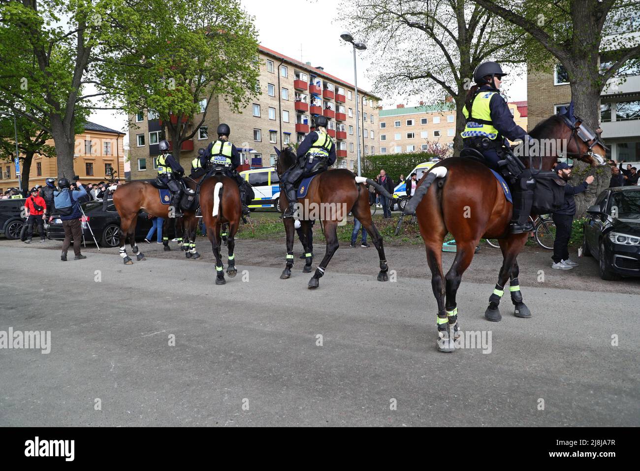 Il leader del partito per il partito estremista di destra Stram Kurs, Rasmus Paludan, è venuto a Uppsala sabato. La polizia gli ha dato il permesso per la prima volta in piazza Vaksala, ma la posizione è stata cambiata in Österplan. Nella foto: La polizia sta preparando la manifestazione. Qui cavalli di polizia in città. Foto Stock