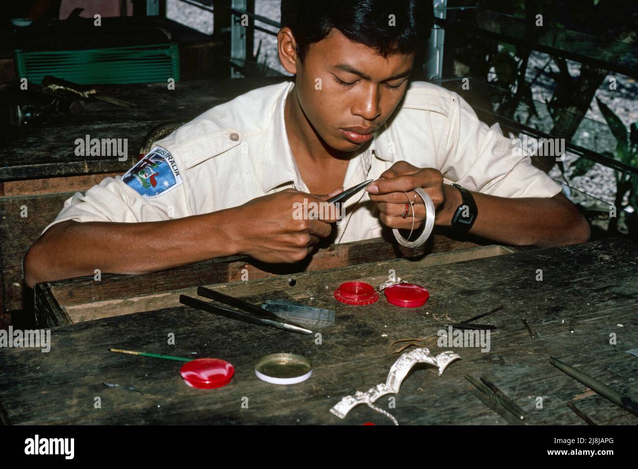 Giovane argentiere nel villaggio di Mas a Bali, Indonesia 1984 Foto Stock