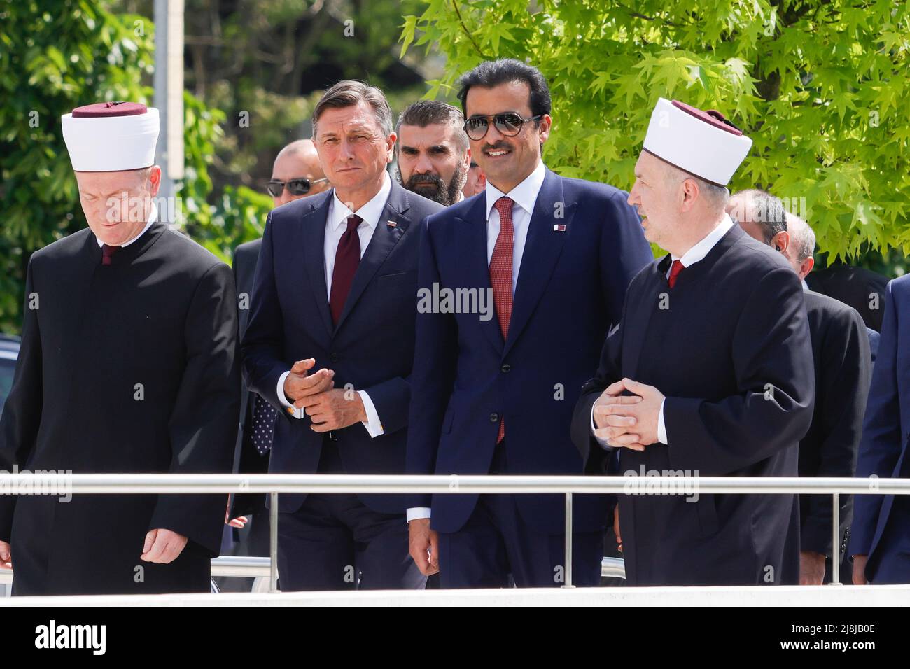 (Da sinistra a destra) Mufti della Comunità islamica in Slovenia Nevzet Poric, il presidente sloveno Borut Pahor, l'emiro del Qatar Tamim bin Hamad bin Khalifa al Thani, e l'ex Mufti della Comunità islamica in Slovenia Nedzad Grabus arrivano al Centro religioso e culturale islamico di Lubiana. L'emiro del Qatar Tamim bin Hamad bin Khalifa al Thani è stato in visita di due giorni in Slovenia per rafforzare i legami economici e confermare gli accordi di fornitura di gas effettuati a marzo, poiché la Slovenia intende diversificare la sua fornitura di gas naturale. (Foto di Luka Dakskobler/SOPA Images/Sipa USA) Foto Stock