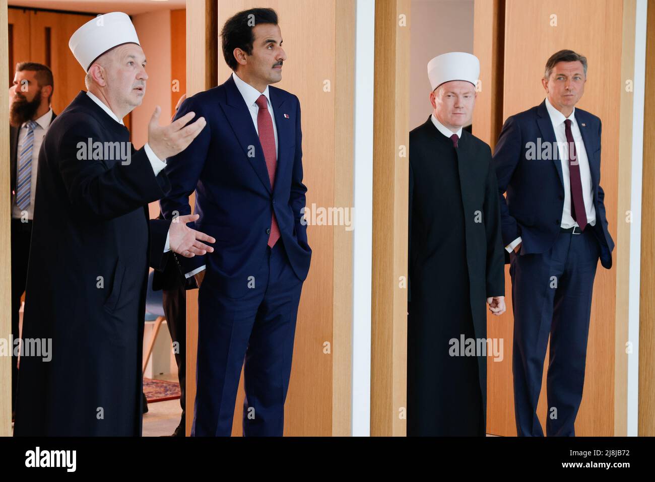 (Da sinistra a destra) ex Mufti della Comunità islamica in Slovenia Nedzad Grabus, l'emiro del Qatar Tamim bin Hamad bin Khalifa al Thani, il Mufti della Comunità islamica in Slovenia Nevzet Poric, E il Presidente sloveno Borut Pahor, visitano la moschea presso il Centro religioso e culturale islamico di Lubiana. L'emiro del Qatar Tamim bin Hamad bin Khalifa al Thani è stato in visita di due giorni in Slovenia per rafforzare i legami economici e confermare gli accordi di fornitura di gas effettuati a marzo, poiché la Slovenia intende diversificare la sua fornitura di gas naturale. (Foto di Luka Dakskobler/SOPA Images/Sipa USA) Foto Stock