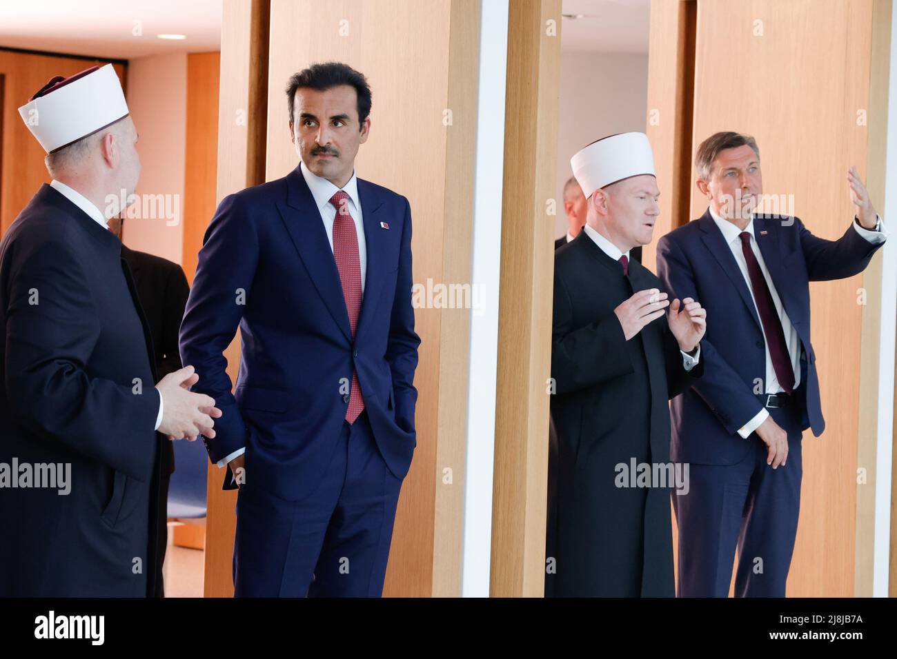 (Da sinistra a destra) ex Mufti della Comunità islamica in Slovenia Nedzad Grabus, l'emiro del Qatar Tamim bin Hamad bin Khalifa al Thani, il Mufti della Comunità islamica in Slovenia Nevzet Poric, E il Presidente sloveno Borut Pahor, visitano la moschea presso il Centro religioso e culturale islamico di Lubiana. L'emiro del Qatar Tamim bin Hamad bin Khalifa al Thani è stato in visita di due giorni in Slovenia per rafforzare i legami economici e confermare gli accordi di fornitura di gas effettuati a marzo, poiché la Slovenia intende diversificare la sua fornitura di gas naturale. (Foto di Luka Dakskobler/SOPA Images/Sipa USA) Foto Stock