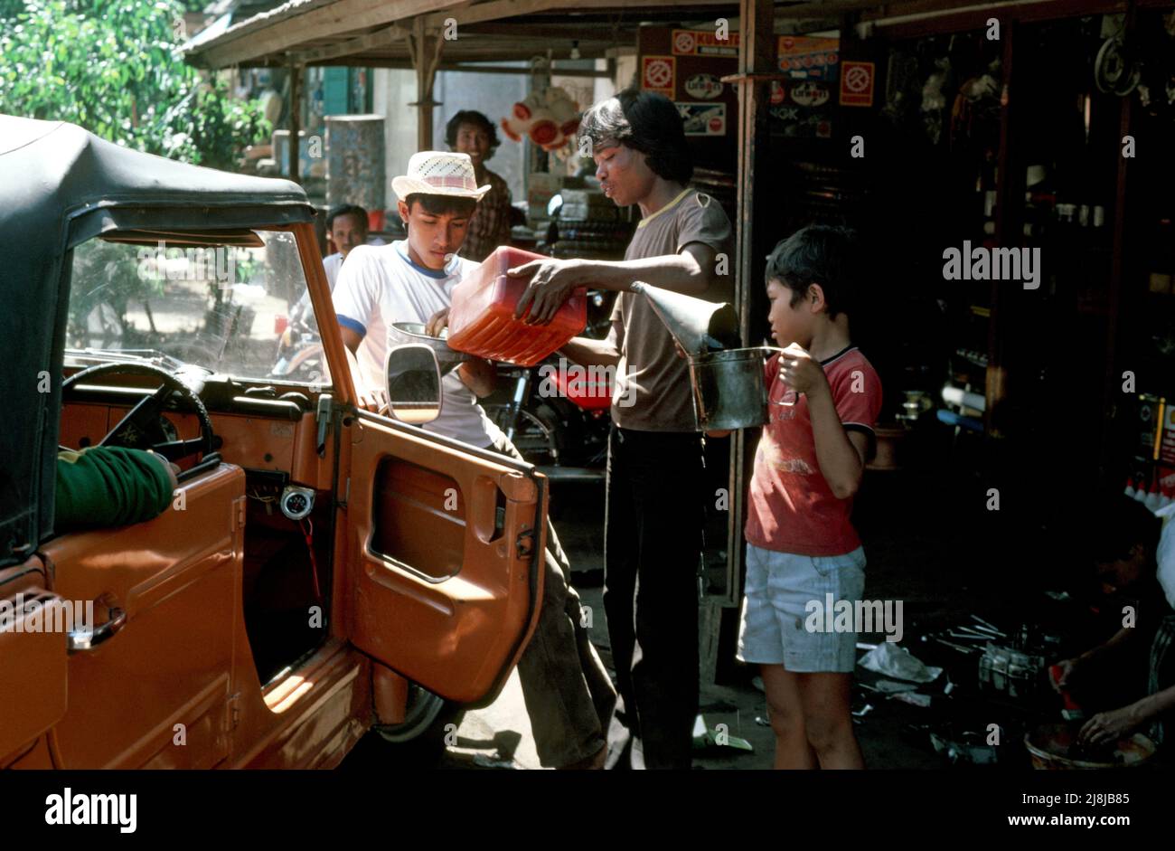 Rifornimento presso la stazione di servizio locale di Ubud, Bali, Indonesia 1984 Foto Stock