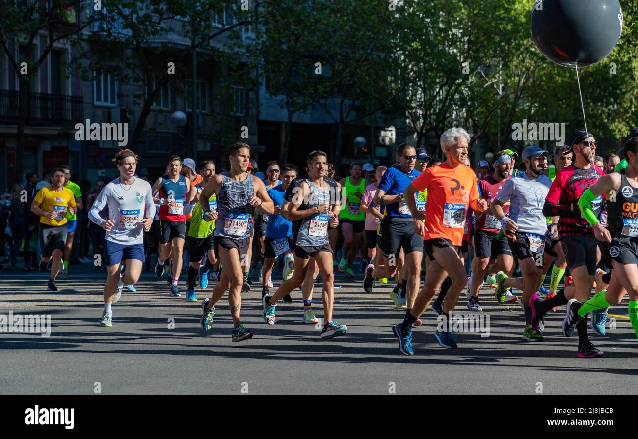 Una foto di un gruppo di corridori che partecipano alla Zurich Rock ‘n’ Roll Running Series Madrid. Foto Stock