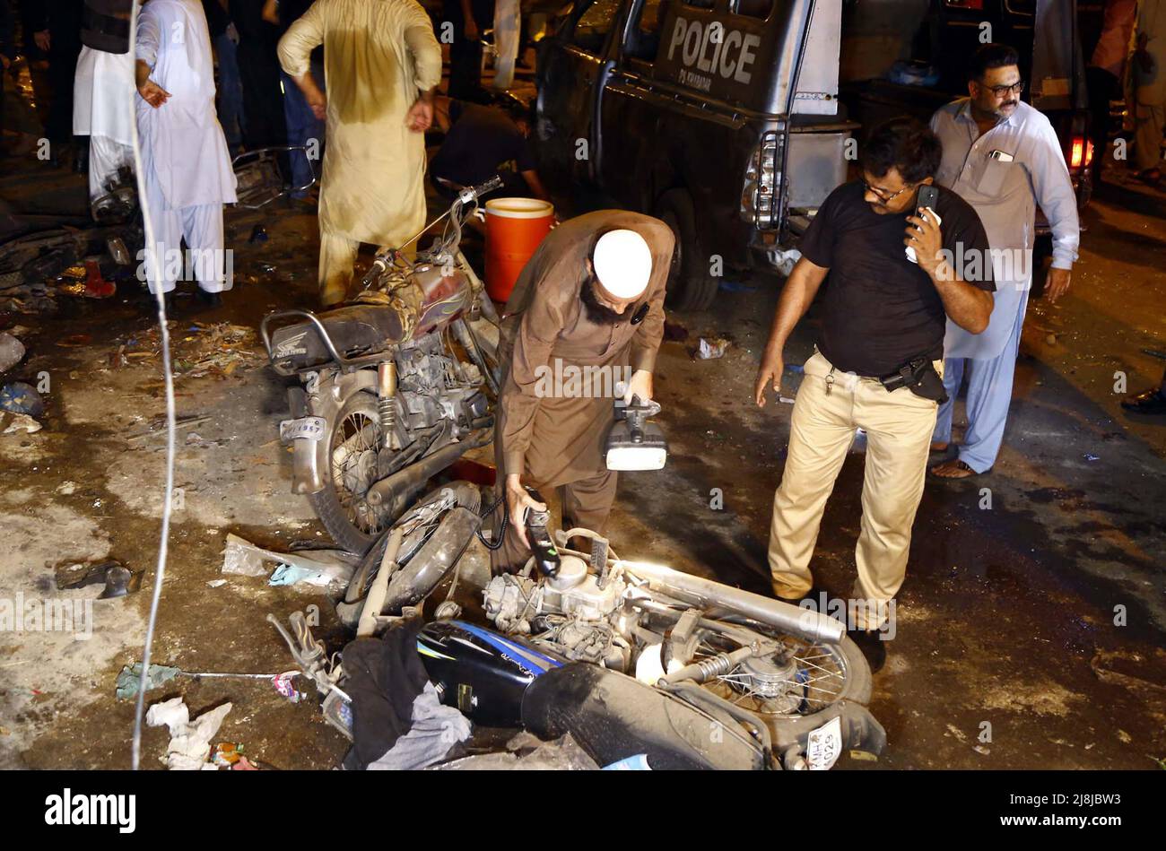 Vista della sede mentre i funzionari di sicurezza sono Cordon fuori del sito per l'ispezione e l'operazione di salvataggio è in corso dopo un'esplosione situata nella zona di Kharadar di Karachi lunedì 16 maggio 2022. Almeno una persona è stata uccisa e circa una dozzina di persone sono rimaste ferite dopo che si è verificata un'esplosione all'affollato mercato Bolton di Karachi a Kharadar. I funzionari di polizia hanno detto mentre la natura dell'esplosione è ancora accertata, sembra che un veicolo di polizia era l'obiettivo. Nel frattempo, i feriti sono stati spostati in un ospedale. Foto Stock