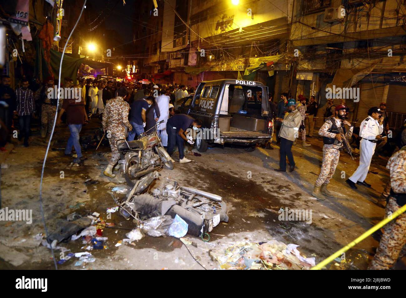 Vista della sede mentre i funzionari di sicurezza sono Cordon fuori del sito per l'ispezione e l'operazione di salvataggio è in corso dopo un'esplosione situata nella zona di Kharadar di Karachi lunedì 16 maggio 2022. Almeno una persona è stata uccisa e circa una dozzina di persone sono rimaste ferite dopo che si è verificata un'esplosione all'affollato mercato Bolton di Karachi a Kharadar. I funzionari di polizia hanno detto mentre la natura dell'esplosione è ancora accertata, sembra che un veicolo di polizia era l'obiettivo. Nel frattempo, i feriti sono stati spostati in un ospedale. Foto Stock