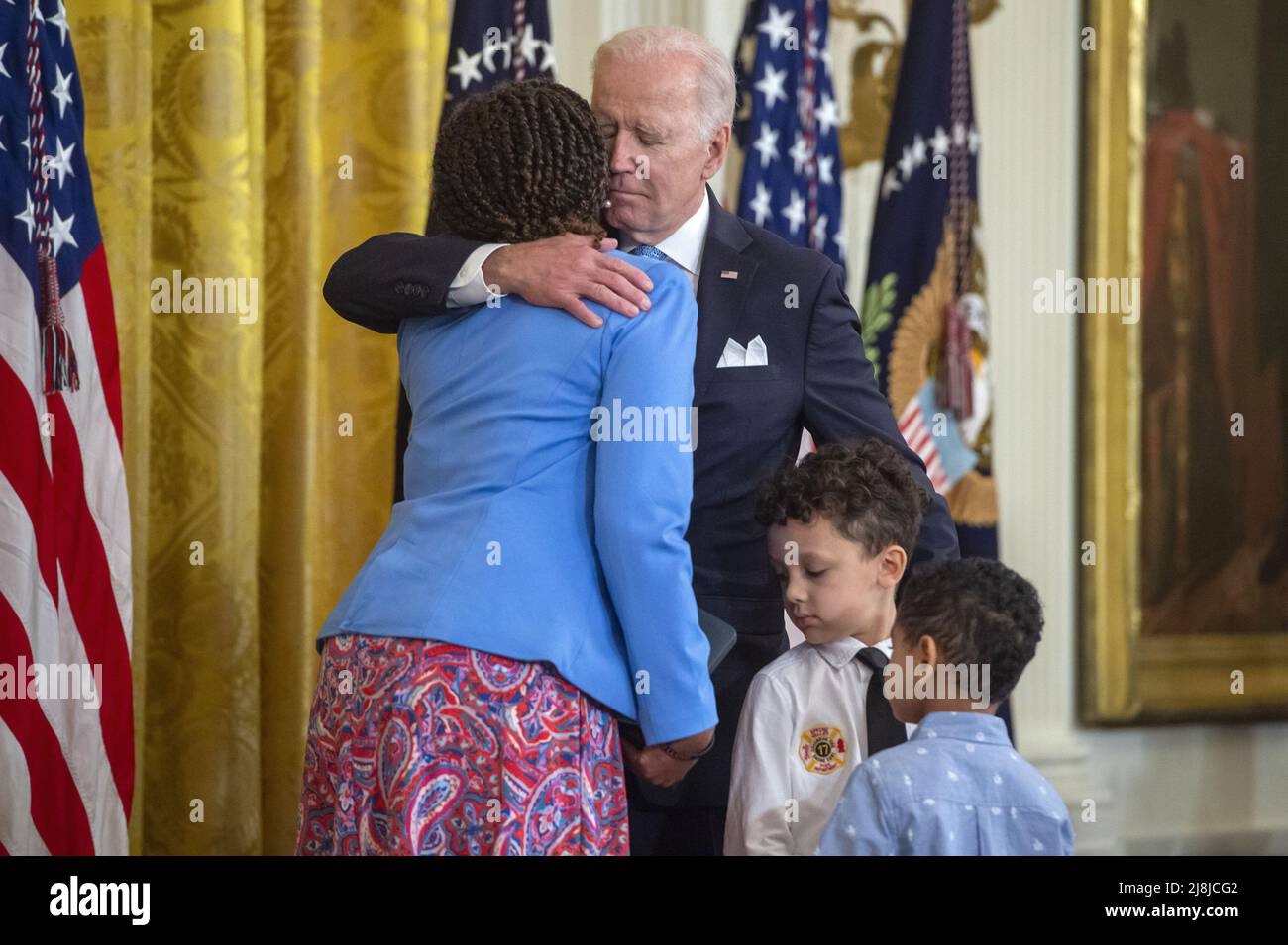 Washington, Stati Uniti. 16th maggio 2022. Il Presidente Joe Biden consegna la Medaglia di Valor all'ufficiale della pubblica sicurezza a Sabrail Davenport che la riceve per conto di suo figlio, il Lucciatore della Valle di Primavera caduta Jared Lloyd durante una cerimonia nella Sala Est della Casa Bianca a Washington, DC lunedì 16 maggio 2022. Secondo la Casa Bianca, la medaglia è assegnata a funzionari di pubblica sicurezza che hanno dimostrato un coraggio eccezionale, indipendentemente dalla sicurezza personale, nel tentativo di salvare o proteggere gli altri. Foto di Bonnie Cash/ Credit: UPI/Alamy Live News Foto Stock