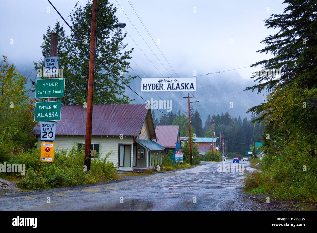 Hyder, la città più orientale dello stato dell'Alaska, USA, è la porta d'accesso all'area di osservazione degli orsi presso il Fish Creek Wildlife Observation Site. Foto Stock