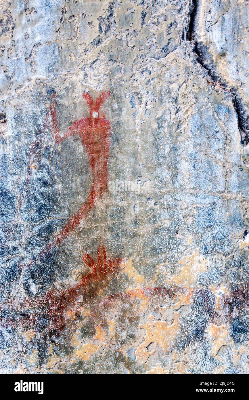 Native American pittogrammi sulle pareti della grotta Canyon vicino a Canmore, Alberta, Canada Foto Stock