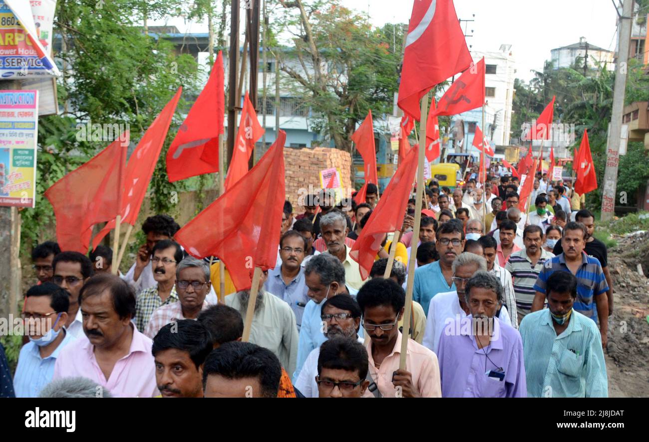 Kolkata, India. 15th maggio 2022. I membri del Partito Comunista dell'India (marxista) hanno organizzato una manifestazione in più sedi nel sud 24 Pargana nel Bengala occidentale contro l'aumento dei prezzi di benzina, diesel, gas da cucina, prodotti alimentari e varie presenza di problema di CPI[M] il leader del burro di polite Suryakanta Mishra e il membro centrale del comitato Sujan Chakroborty. (Foto di Avik Purkait/Pacific Press/Sipa USA) Credit: Sipa USA/Alamy Live News Foto Stock