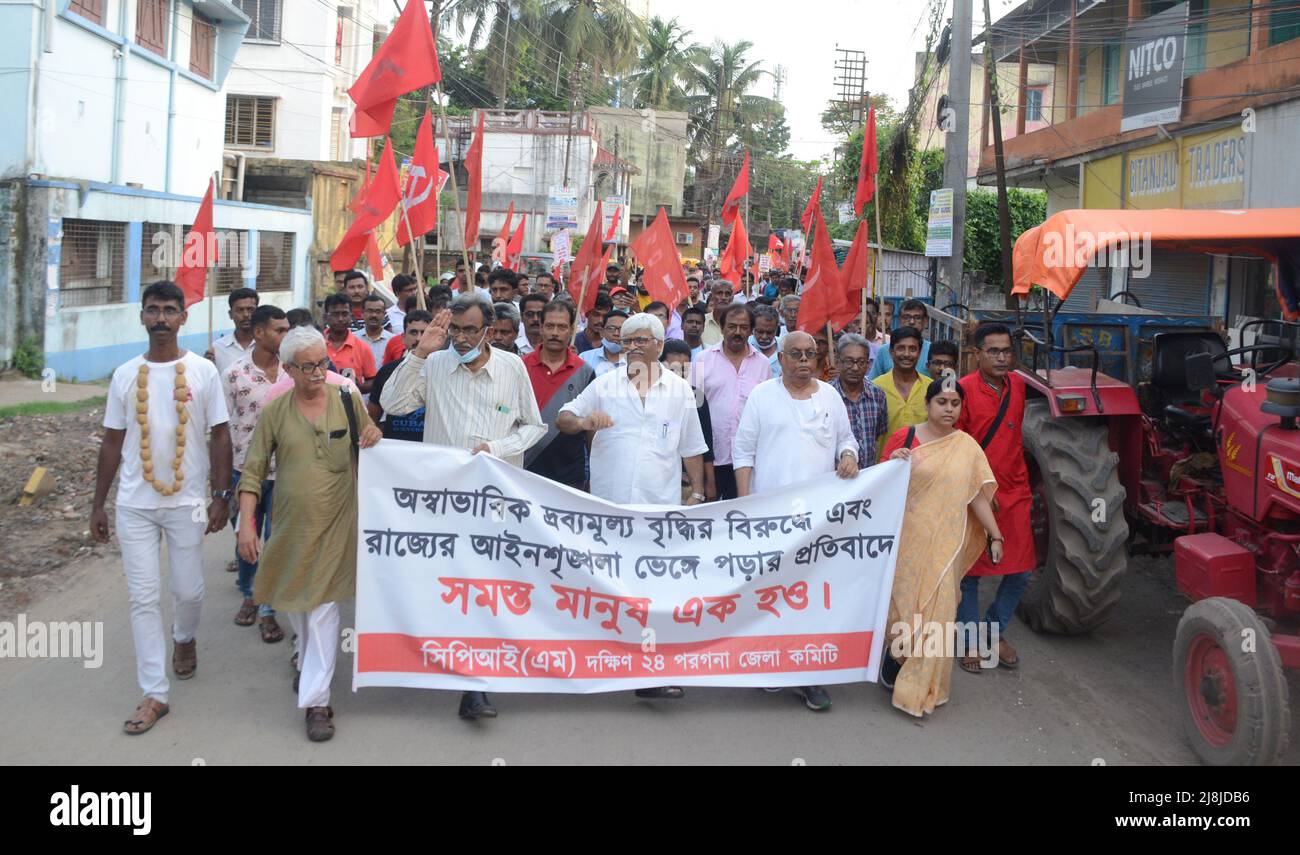 Kolkata, India. 15th maggio 2022. I membri del Partito Comunista dell'India (marxista) hanno organizzato una manifestazione in più sedi nel sud 24 Pargana nel Bengala occidentale contro l'aumento dei prezzi di benzina, diesel, gas da cucina, prodotti alimentari e varie presenza di problema di CPI[M] il leader del burro di polite Suryakanta Mishra e il membro centrale del comitato Sujan Chakroborty. (Foto di Avik Purkait/Pacific Press/Sipa USA) Credit: Sipa USA/Alamy Live News Foto Stock