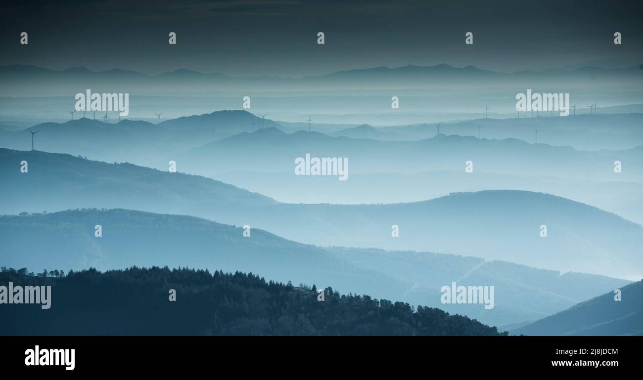 Bellissimo paesaggio di montagna monocromatico astratto in tonalità blu Foto Stock