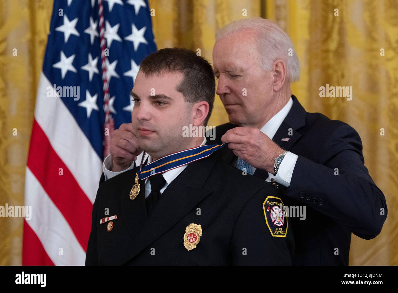 Il presidente degli Stati Uniti Joe Biden assegna medaglie di Valor agli ufficiali della pubblica sicurezza per “valore straordinario al di sopra e al di là del dovere”, presso la Casa Bianca di Washington, DC, 16 maggio 2022. Credit: Chris Kleponis/CNP /MediaPunch Foto Stock