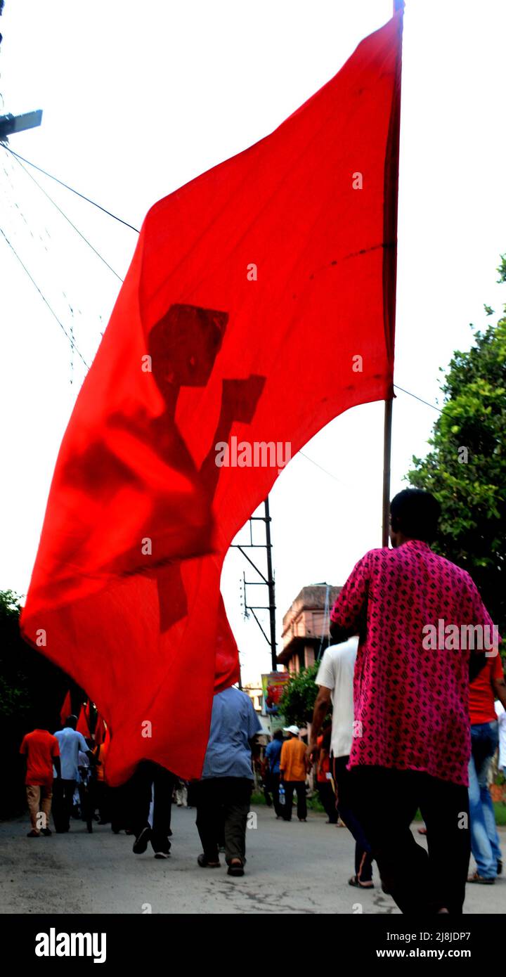 Kolkata, India. 15th maggio 2022. I membri del Partito Comunista dell'India (marxista) hanno organizzato una manifestazione in più sedi nel sud 24 Pargana nel Bengala occidentale contro l'aumento dei prezzi di benzina, diesel, gas da cucina, prodotti alimentari e varie presenza di problema di CPI[M] il leader del burro di polite Suryakanta Mishra e il membro centrale del comitato Sujan Chakroborty. (Foto di Avik Purkait/Pacific Press/Sipa USA) Credit: Sipa USA/Alamy Live News Foto Stock