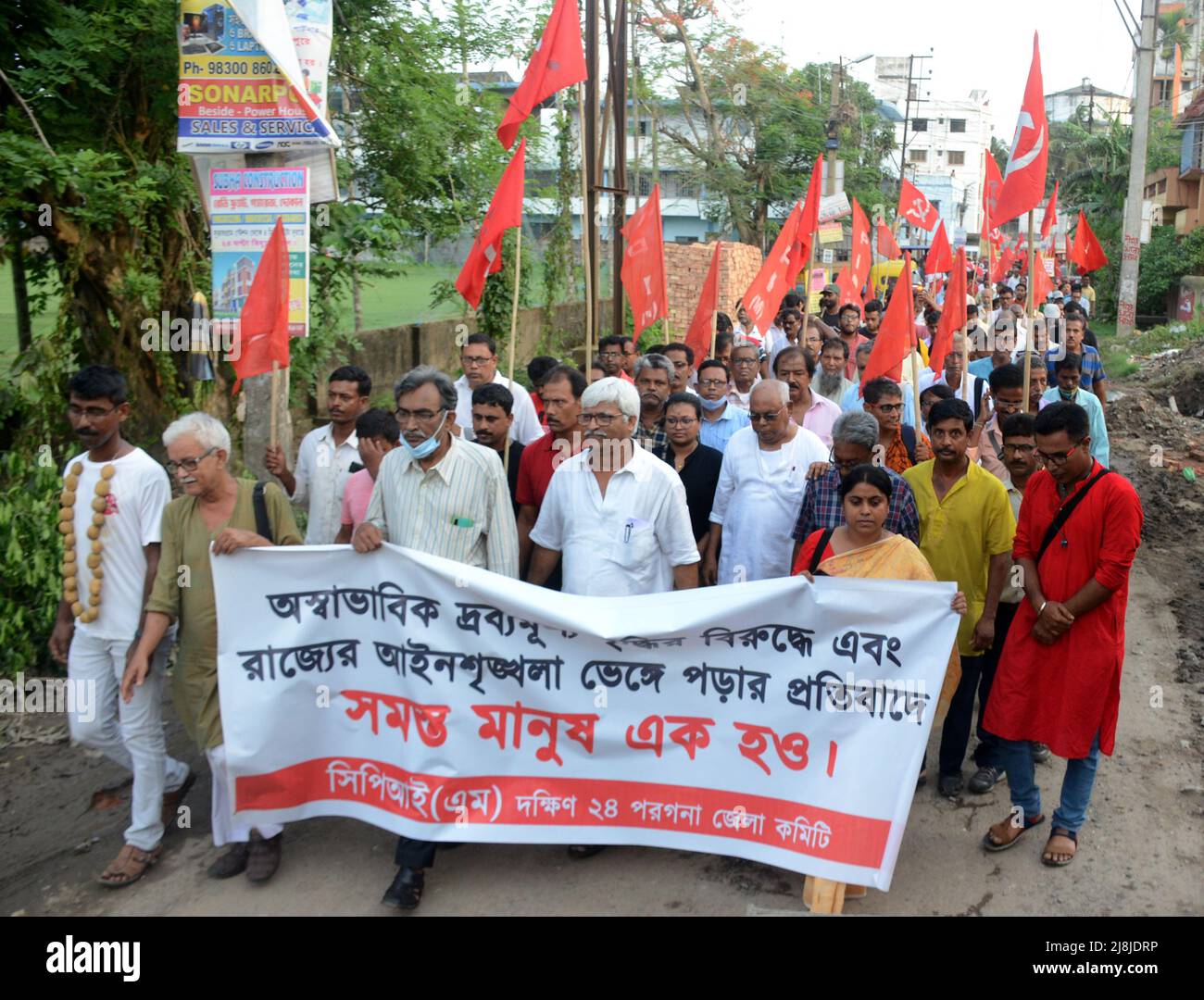 Kolkata, India. 15th maggio 2022. I membri del Partito Comunista dell'India (marxista) hanno organizzato una manifestazione in più sedi nel sud 24 Pargana nel Bengala occidentale contro l'aumento dei prezzi di benzina, diesel, gas da cucina, prodotti alimentari e varie presenza di problema di CPI[M] il leader del burro di polite Suryakanta Mishra e il membro centrale del comitato Sujan Chakroborty. (Foto di Avik Purkait/Pacific Press/Sipa USA) Credit: Sipa USA/Alamy Live News Foto Stock