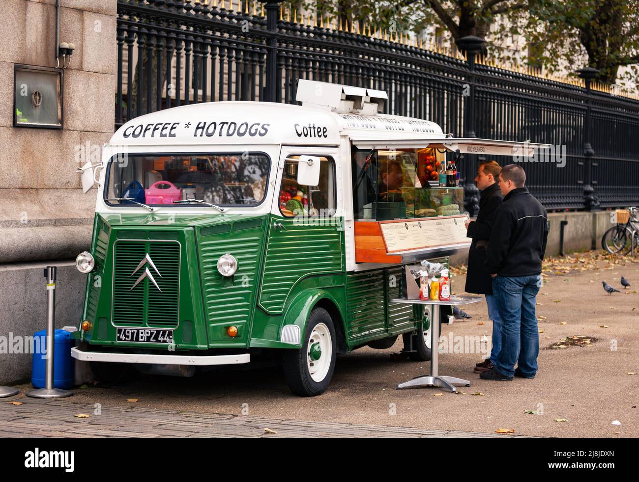 Londra, Regno Unito - 31 ottobre 2012: Clienti al vintage Citroen food truck o snack van che vendono hot dog e caffè accanto al British Museum Foto Stock