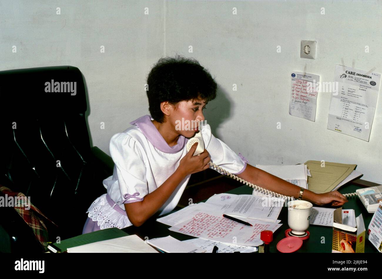 Receptionist dell'ufficio a Giacarta, Indonesia 1984 Foto Stock