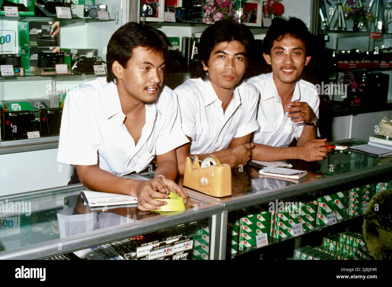 Addetti alle vendite che vendono macchine fotografiche e film a Jakarta, Indonesia 1984 Foto Stock