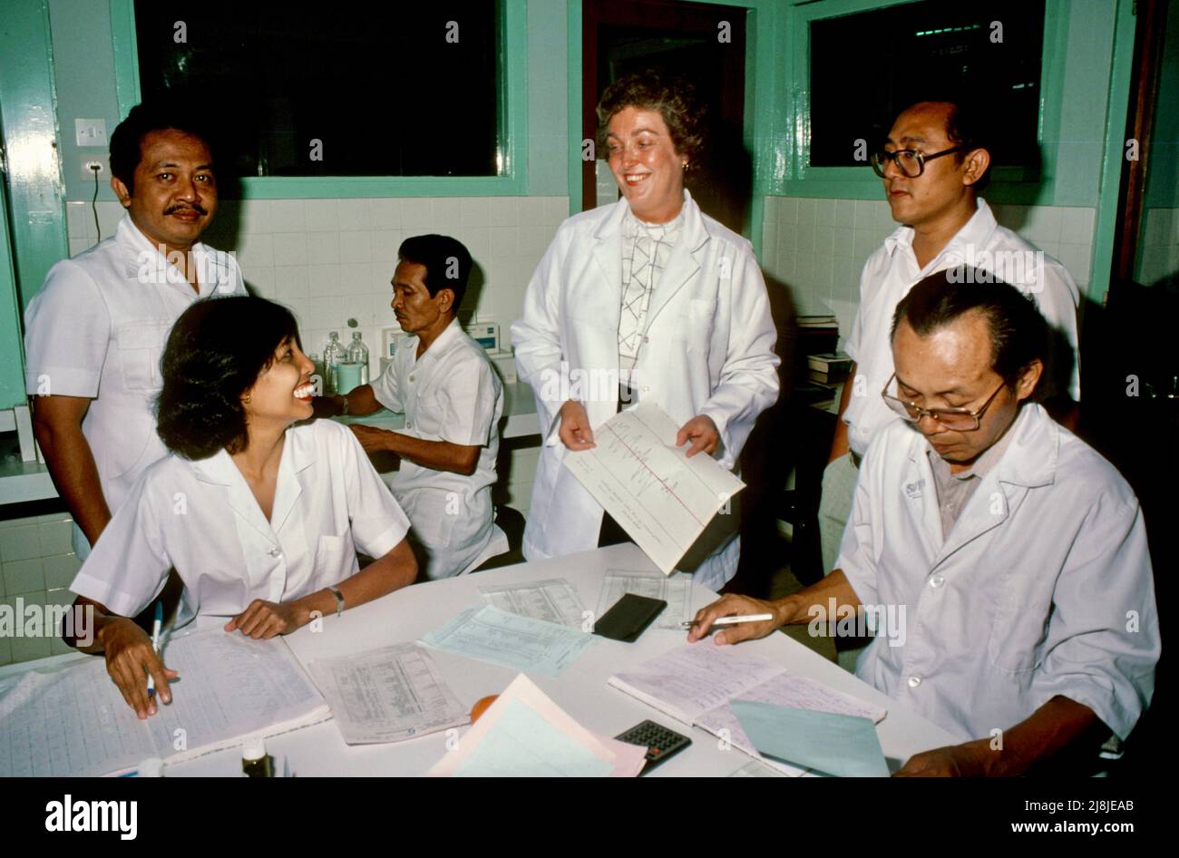 Specialista volontario americano con medici presso l'ospedale Tjikini di Giacarta, Indonesia 1984 Foto Stock