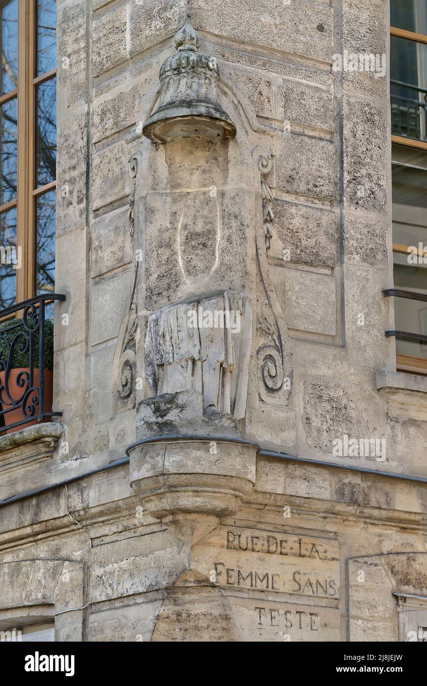Una statua senza testa in una nicchia su quai de Bourbon, con l'ex nome di rue le Regrattier, rue de la Femme sans teste. Foto Stock