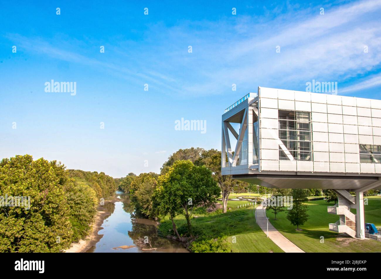 Un torrente che scorre proprio sotto il Clinton Museum nel centro di Little Rock, Arkansas. Foto Stock
