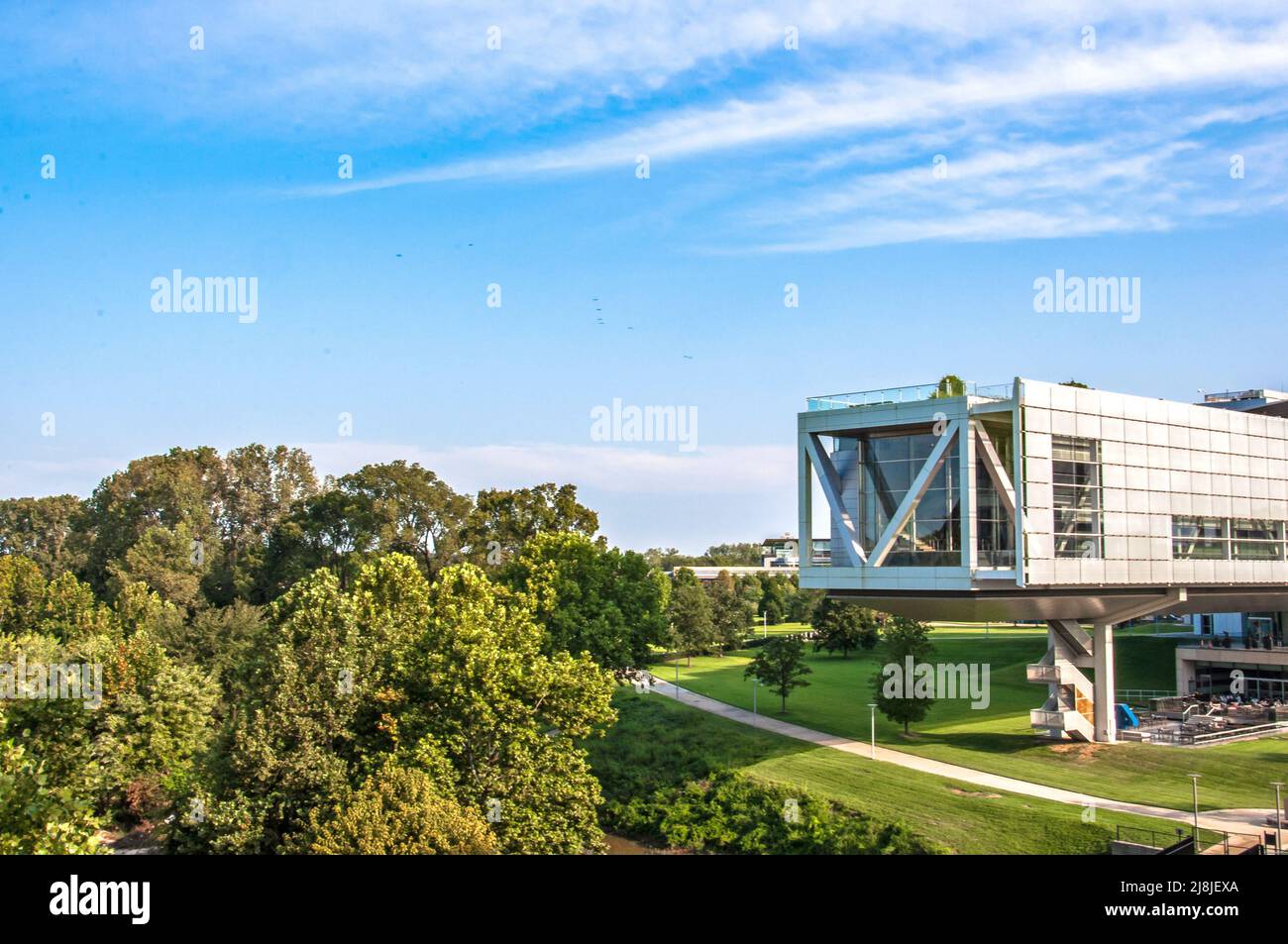 Le aree verdi e il parco circostante sotto il Museo Clinton a Little Rock, AR. Foto Stock